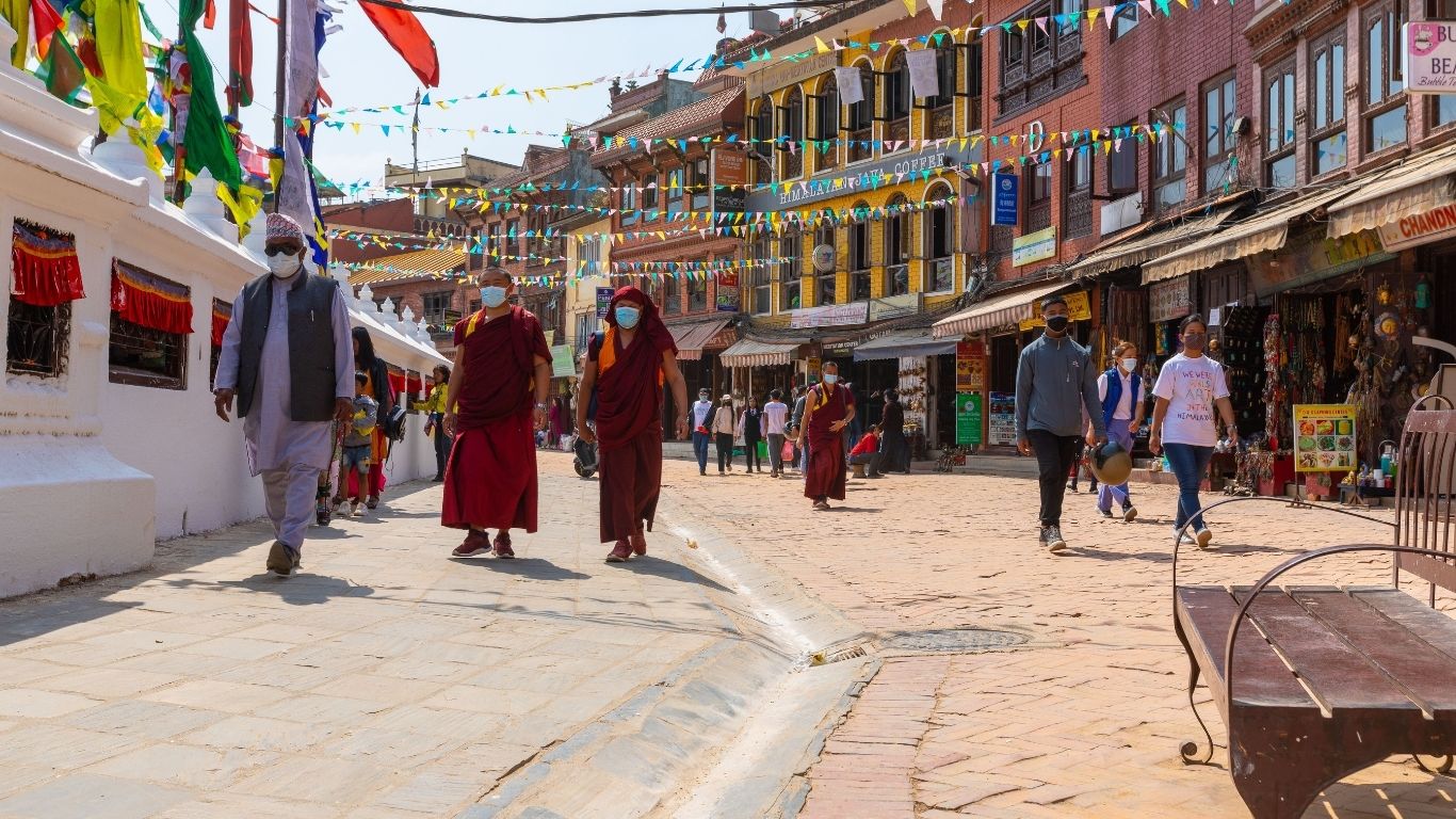 Nepal is rusting en chaotisch op dezelfde moment, monniken wandelen rond de stupa in Boudhanath, Nepal