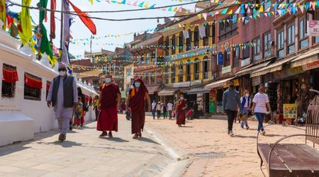 Nepal is rusting en chaotisch op dezelfde moment, monniken wandelen rond de stupa in Boudhanath, Nepal